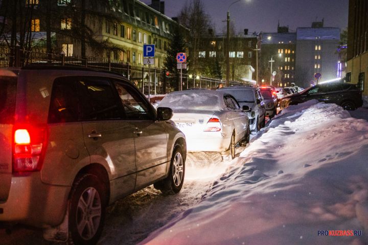 Сильные пробки образовались на дорогах Кемерова в утренний час пик