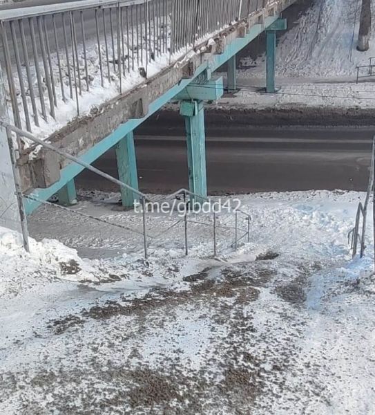 Коммунальщики ликвидировали опасную для детей горку у моста в Новокузнецке 