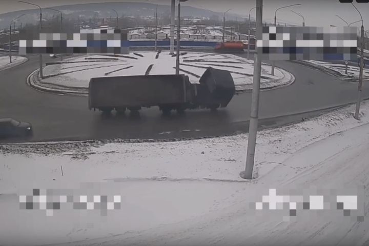Момент опрокидывания грузовика в Новокузнецке попал на видео 