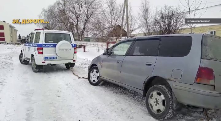 Легковушка застряла в сугробе на заснеженной обочине в Кузбассе
