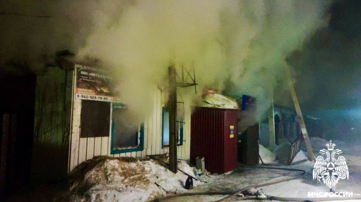 МЧС показало кадры тушения горящего магазина в Белове