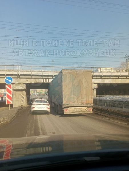 Застрявшая под мостом фура перегородила проезд по дороге в Новокузнецке