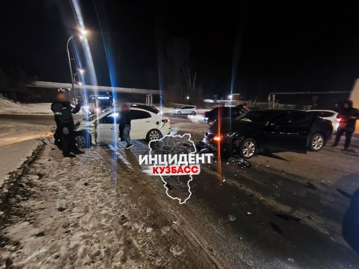 Две иномарки попали в ДТП близ остановки в Кемерове