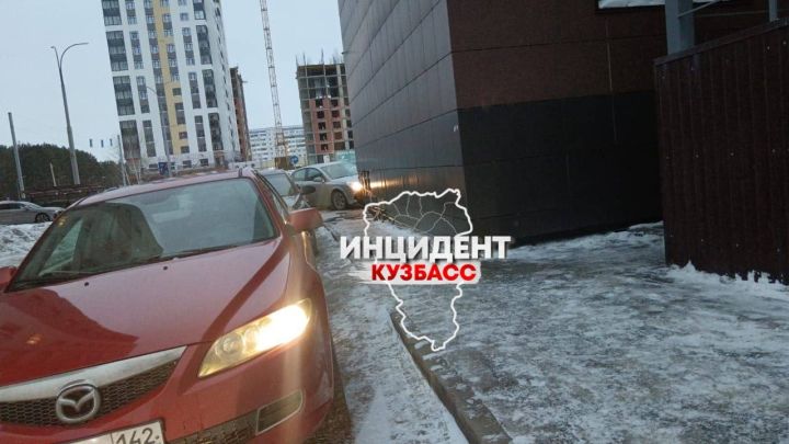 Легковушка врезалась в дом на кемеровском проспекте 
