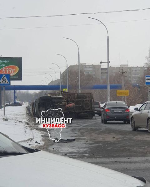 Грузовик опрокинулся на бок при ДТП с внедорожником на кемеровском Южном