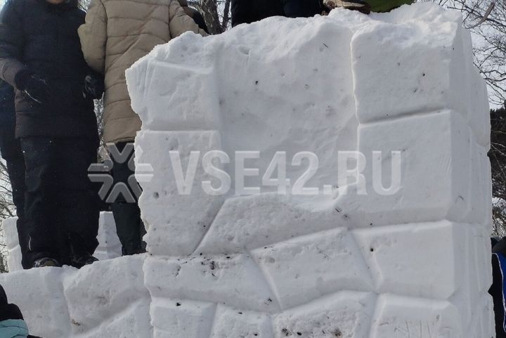 Снежная глыба обрушилась на девочку во время празднования Масленицы в Кузбассе