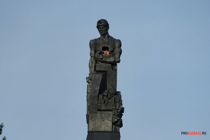 С известного монумента в Кузбассе отвалились гранитные плиты