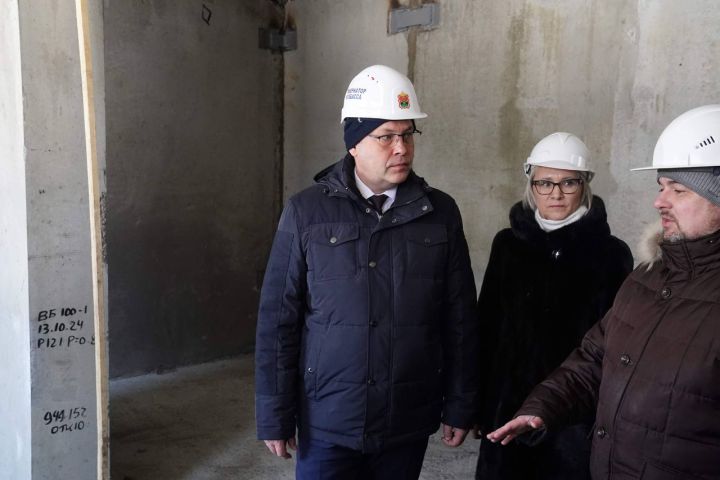 Губернатор Кузбасса Илья Середюк проверил ход строительства жилого дома для сирот