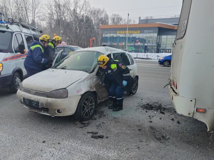 Помощь спасателей потребовалась водителю легковушки после ДТП с автобусом в Кемерове