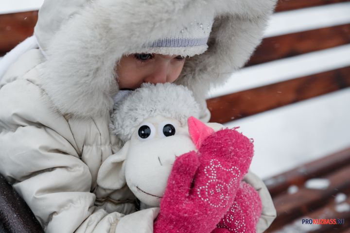 Четырехлетняя девочка потерялась ночью на улицах Прокопьевска