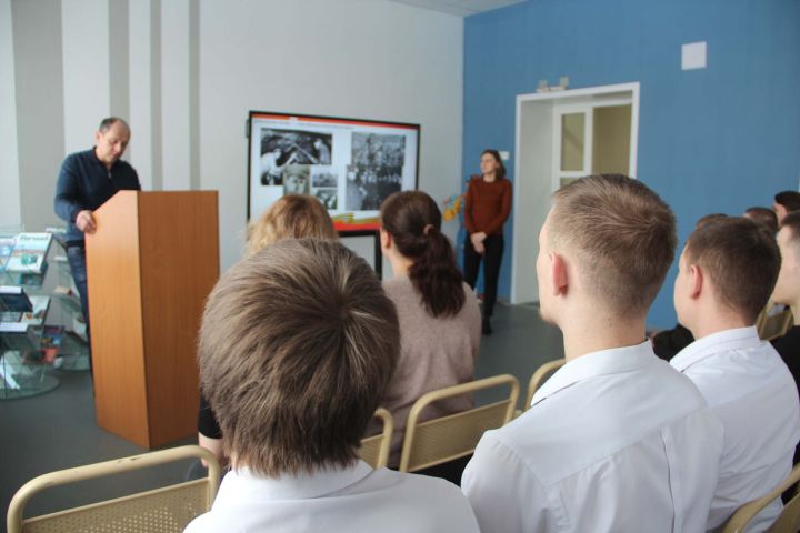 В подшефном техникуме 