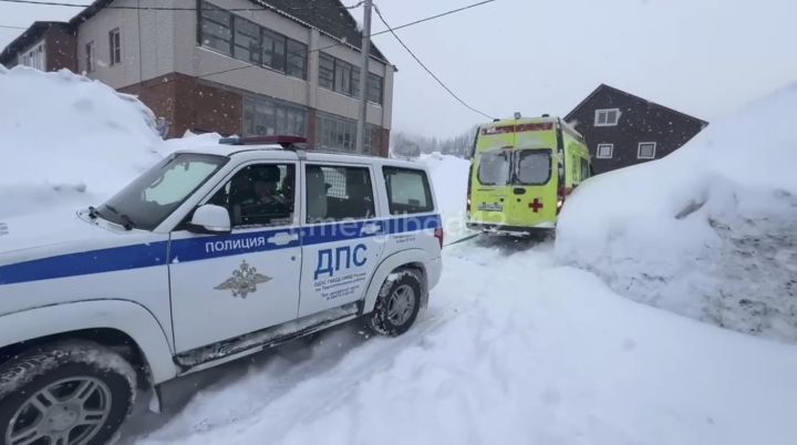 Машина скорой помощи застряла в сугробе на пути к пациенту в Шерегеше