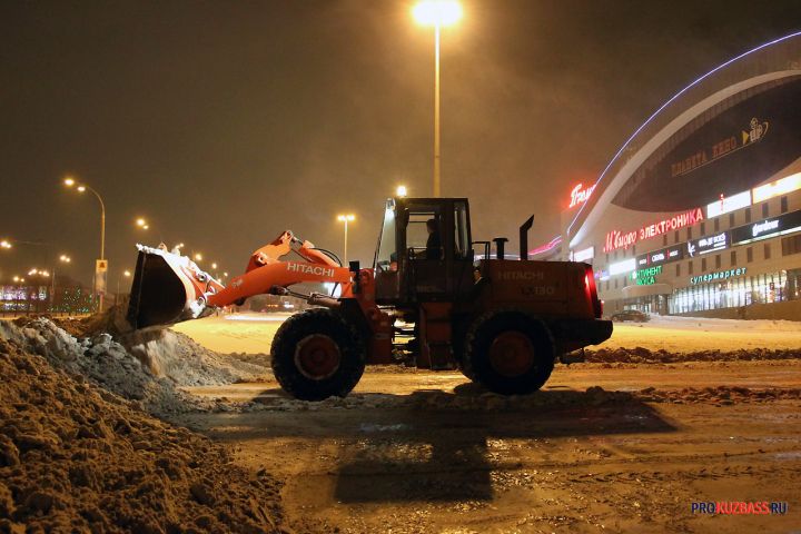 С начала зимы с дорог Кузбасса вывезли более 2,3 миллионов кубов снега