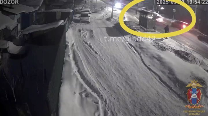Юный водитель за рулем легковушки сбил пешеходов в Кемерове