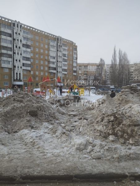 Соцсети: кемеровский двор завалили снегом