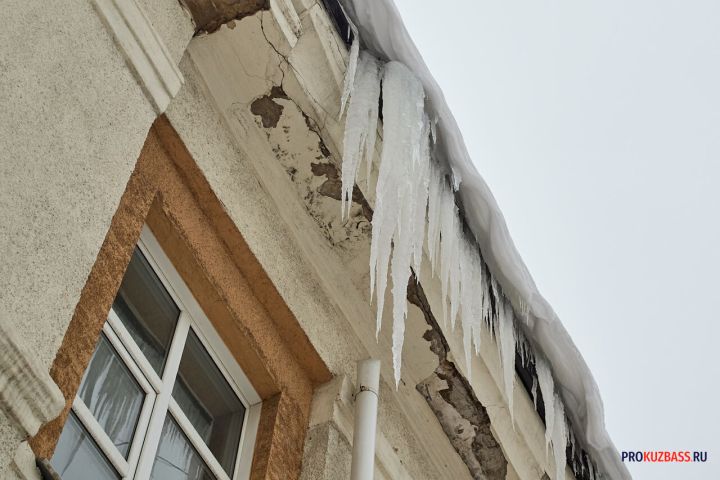Школьница из Кемерова получила травму головы из-за падения сосульки