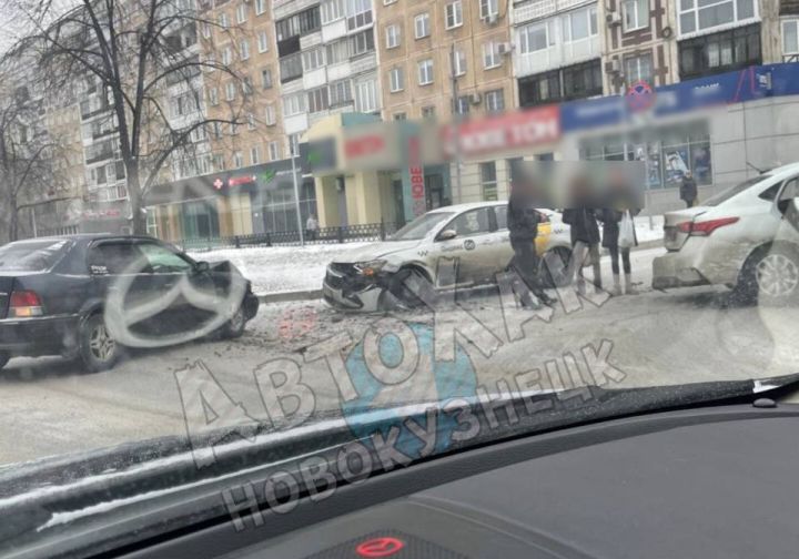 Легковушки разбились в ДТП с машиной такси в Новокузнецке
