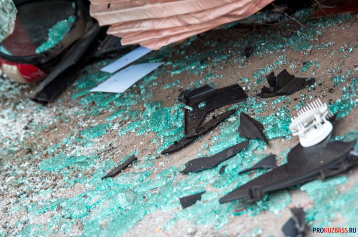 В Новокузнецке столкнулись легковушка и автозак