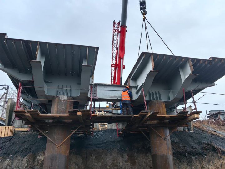 Ремонтники начали устанавливать пролеты будущего моста в кемеровском Пионере