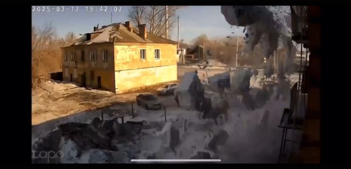 В Прокопьевске с крыши жилого дома сошла лавина