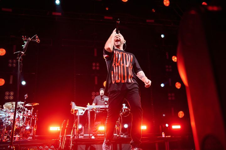 Жилые массивы в восторге: в Кемерове прогремел концерт группы «Звери»