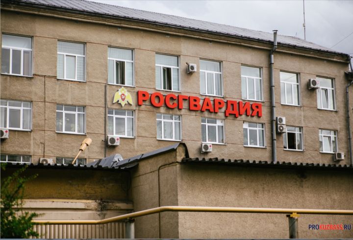 Новокузнечанка столкнула вахтера с лестничного пролета