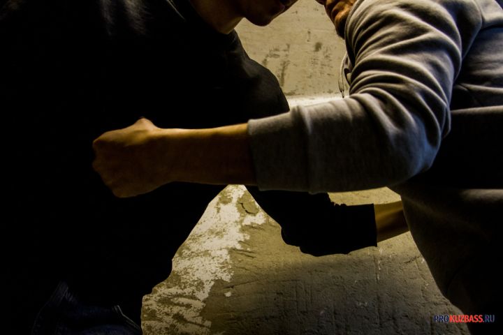 Соцсети: автомобилисты устроили драку на дороге в кузбасском городе