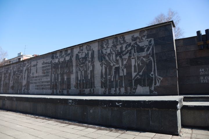 В Новокузнецке реконструируют мемориальную стену на Бульваре Геров