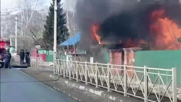 В селе рядом с Новокузнецком загорелся жилой дом  