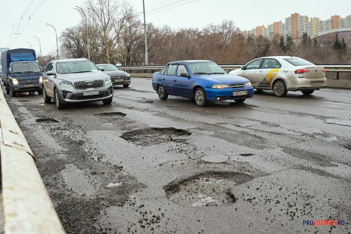 «Асфальт растаял вместе со снегом»: новокузнецкие водители возмутились состоянием дорог