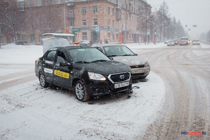 В Кемерове задержали водителя такси с неисправными тормозами