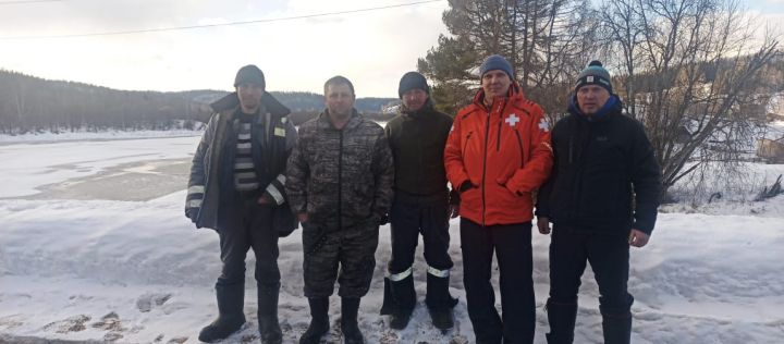 В Таштаголе спасли троих рыбаков, не сумевших перебраться на берег реки