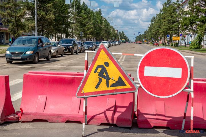 «Как после бомбежки»: кемеровчанин пожаловался на состояние дороги