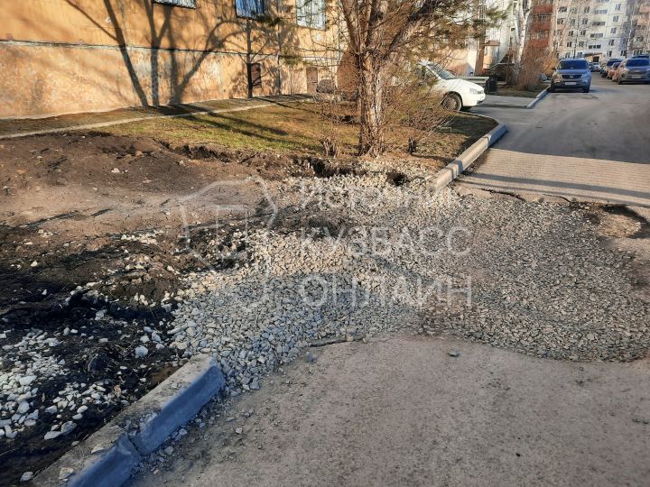 Соцсети: кемеровчанка пожаловалась на испорченный коммунальщиками газон
