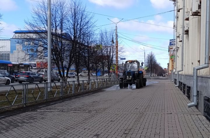Городские службы в Кемерове ведут масштабную уборку территории