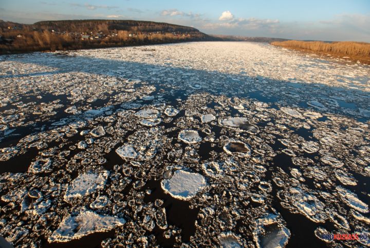 В Кемерове начался ледоход на реке Томь