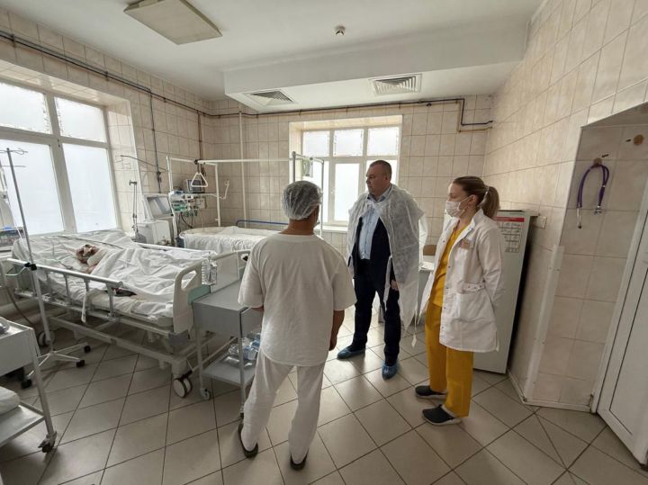 Мэр Новокузнецка рассказал о состоянии пострадавшего мужчины из-за падения дерева