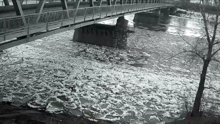 Река в кузбасском городе поднялась до трех метров