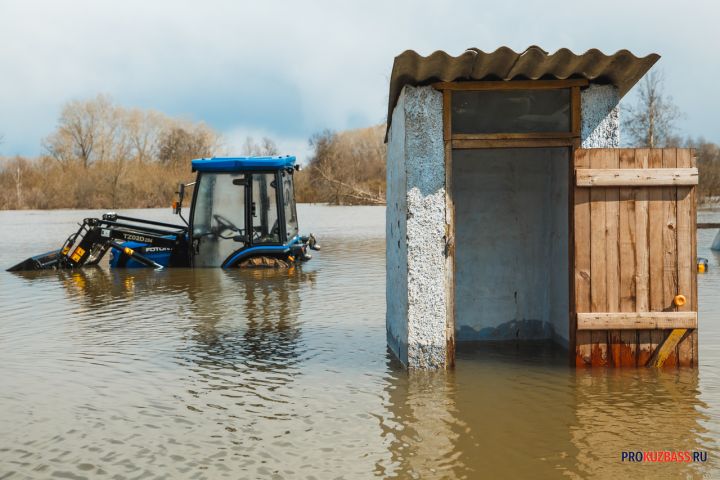 В Кузбассе затопило дорогу