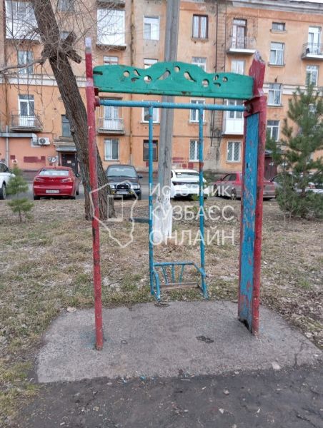 Кемеровчанка пожаловалась на опасную детскую площадку