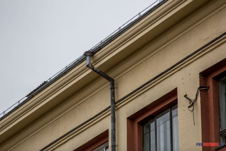 Разваливающийся дом в Новокузнецке признан аварийным, но расселение откладывается