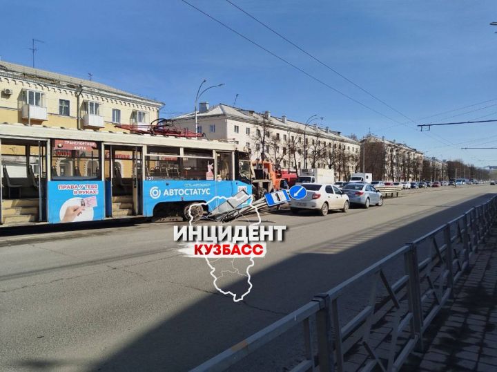 Трамвай сошел с рельсов на оживленном проспекте в Кемерове 