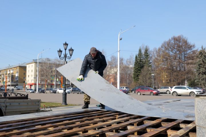В Кемерове начали открывать фонтаны после зимы 