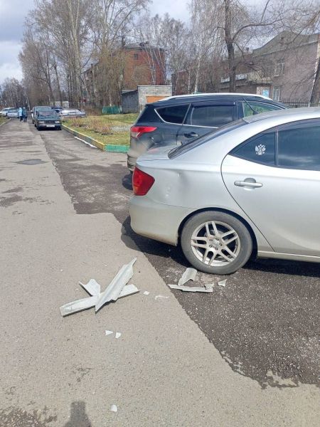 Шифер с крыши едва не убил ребёнка в Новокузнецке