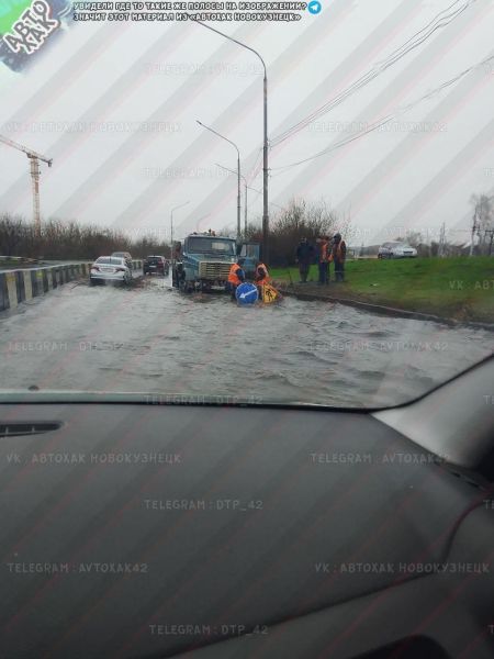 В Новокузнецке дорога ушла под воду