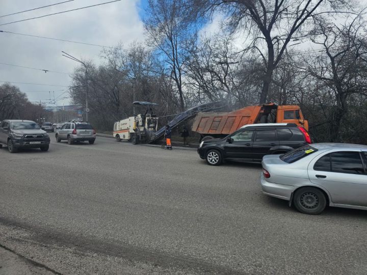Дорожники начали укладывать асфальт на Запсибовском мосту в Новокузнецке 