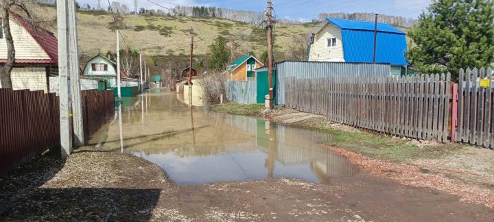 Вода начала заливать поселок в Кузбассе