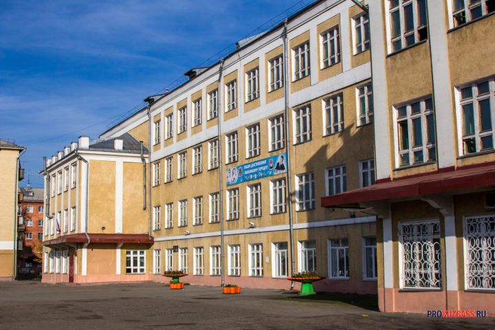 Власти прокомментировали срыв сроков ремонта в кузбасской школе