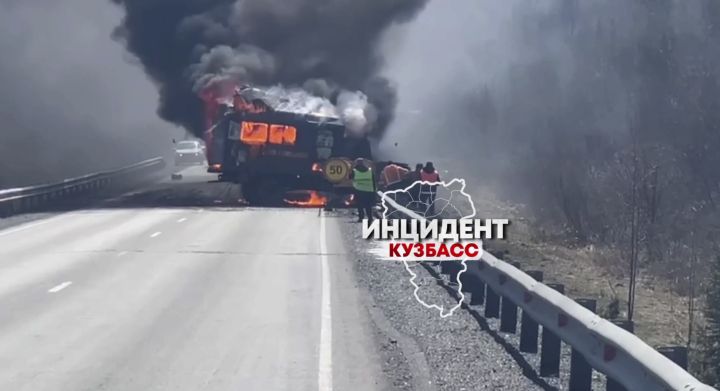 МЧС раскрыло подробности возгорания грузовика на трассе в Кузбассе