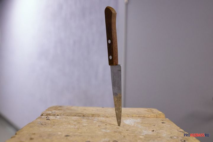В спальном районе Новокузнецка задержали мужчину, который пугал прохожих двумя ножами